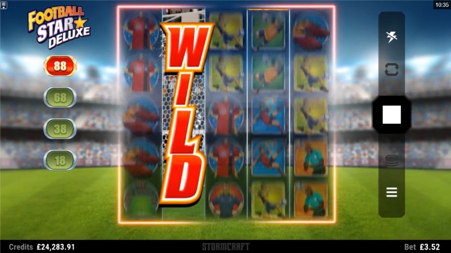 Football Star Deluxe slot - Striking Wild feature